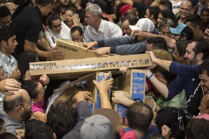 Decenas de personas compran televisores en un supermercado de la ciudad de Sao Paulo (Brasil).