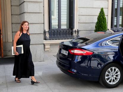 La presidenta del Congreso, Francina Armengol, sale del edificio de las Cortes, este lunes.