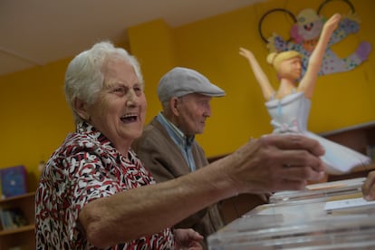 Una pareja de ancianos ejerce su derecho al voto en las elecciones generales en un colegio de Avilés el 23 de julio pasado.