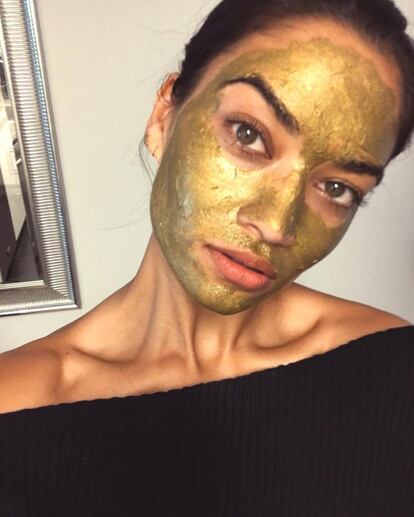 La modelo australiana y actriz de la 'Momia' presumía de mascarilla dorada para limpiar su cara después de un fin de semana ajetreado.