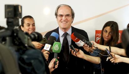 Ángel Gabilondo, rodeado de periodistas antes de reunirse con inspectores de trabajo.