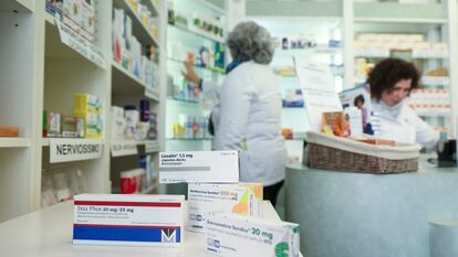 Varios medicamentos dispensados con receta en una farmacia de Málaga, este lunes.