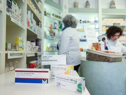 Varios medicamentos dispensados con receta en una farmacia de Málaga, este lunes.