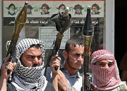 Milicianos del Ejército del Mahdi custodian una oficina de su líder, Múqtada al Sáder, en la ciudad de Amara.