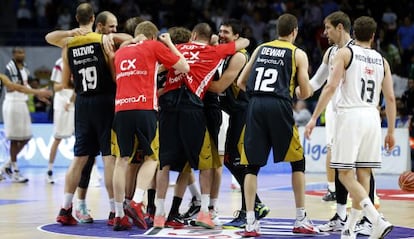 Els jugadors del Manresa celebren el triomf a Madrid.