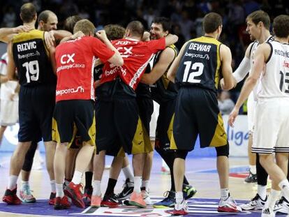 Los jugadores del Manresa celebran su triunfo en Madrid.