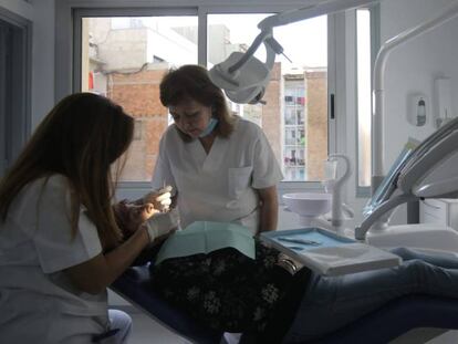 Un paciente en el dentista para familias con pocos recursos.