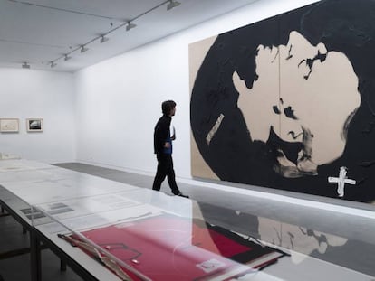 'Homenatge a Wagner' de Tàpies (1969), en la sala donde se exponen sus proyectos operísticos fallidos.