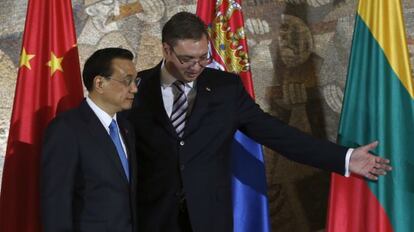 Aleksandar Vucic (derecha), primer ministro serbio, y Li Keqiang.