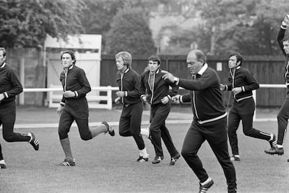 Alfredo Di Stéfano, dirigiendo un entrenamiento del Valcnia CF