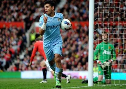 Agüero celebra su gol.