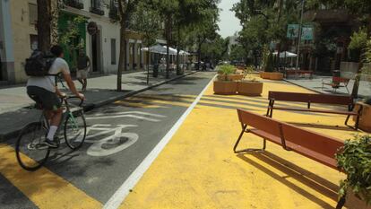 Urbanismo táctico (posteriormente revertido) en la calle Galileo de Madrid. 