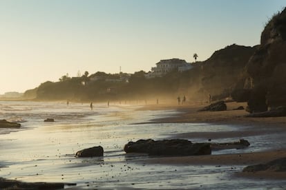 En este pequeño pueblo de la costa de Cádiz, que resiste bastante bien los embates del turismo, hay unos cuantos bares, un par de colmados, 'campings' y algún chiringuito, nada más. Dicen que los jipis llegaron atraídos por las cuevas naturales y el agua que caía por el acantilado (los caños). Ahora ya no es tan silvestre como antaño, pero sigue siendo tranquilo y poco frecuentado por procesiones.