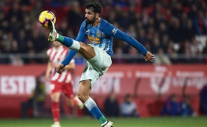 Diego Costa controla el balón en el ´Girona-Atlético.