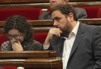 El licer de ERC, Oriol Junqueras (d), junto a la  portavoz de su grupo, Marta Rovira, durante la sesión de control al gobierno catalán celebrada esta mañana en el Parlament de Cataluña.