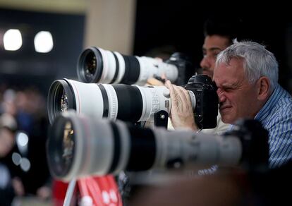 Dos visitantes prueban teleobjetivos el 26 de septiembre de 2018, en la feria Photokina de Colonia.