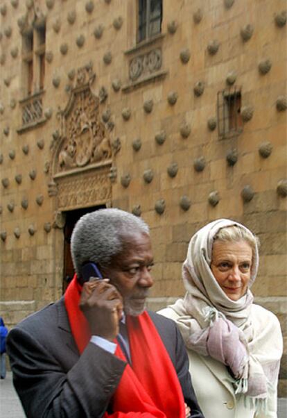 El secretario general de la ONU, Kofi Annan, acude a la Cumbre en calidad de invitado especial. Tras su llegada a Salamanca y antes de reunirse con Zapatero, se ha podido ver a Annan paseando junto a la Casa de las Conchas con su esposa, Nane. Mañana, asistirá a los Foros empresarial y social, que se celebran en paralelo a la Cumbre, junto a los Príncipes de Asturias.