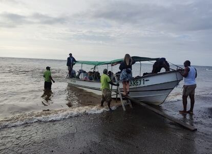 Actualmente las embarcaciones tienen que tocar tierra para poder dejar víveres y pasajeros.