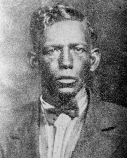 Esta foto que acompaña el texto es la única que se conserva de Charley Patton (Misisipí, 1891-Misisipí, 1934) . Incluso hay dudas sobre su raza: una mezcla de negro, indio y blanco. Lo que nadie duda es que es, junto con Robert Johnson, el músico más influyente del blues. Bob Dylan compuso 'High water (for Charley Patton)' y Jack White ha dicho: “Si un músico escucha a Patton y no siente nada yo no diría que es un músico”. Se casó ocho veces, bebía desde por la mañana, consumía cocaína, se metía en peleas... En definitiva, vivía sin freno, y ello le proporcionaba excelentes historias para sus letras. Cantaba áspero y con rabia. Y acompañaba sus conciertos con espectaculares números, como tocar la guitarra con los dientes o lanzarla al aire y al recogerla acertar la nota. Jimi Hendrix luego puliría estos trucos. Falleció de un ataque al corazón con 43 años. Se fue muy joven, pero sus biógrafos afirman que los aprovechó muy bien.