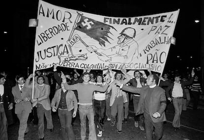 Portugueses marchan en Lisboa el 1 de mayo.