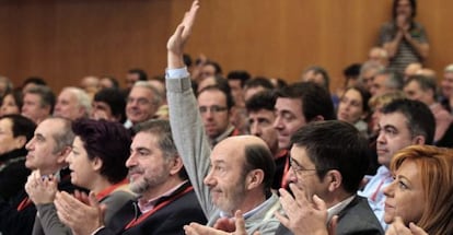 Alfredo Pérez Rubalcaba, saluda en la clausura del VII Congreso del PSE-EE, flanqueado por Jesús Eguiguren y Patxi López. 