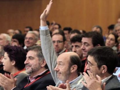 Alfredo Pérez Rubalcaba, saluda en la clausura del VII Congreso del PSE-EE, flanqueado por Jesús Eguiguren y Patxi López. 