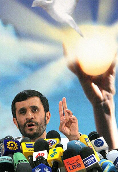 El presidente de Irán, Mahmud Ahmadineyad, en una conferencia de prensa el pasado 24 de abril.