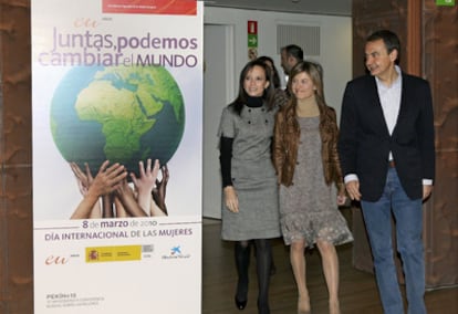 Las ministras de Vivienda e Igualdad, Beatriz Corredor y Bibiana Aído, acompañan al presidente del Gobierno, José Luis Rodríguez Zapatero, en su llegada al acto para celebrar el Día Internacional de la Mujer en Madrid