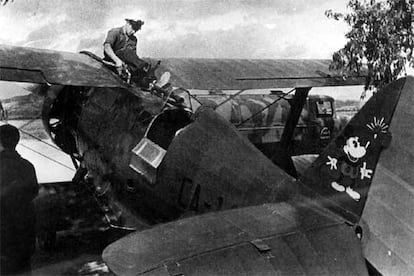 Avión soviético Polikarpov I-15, conocido como <i>el chato,</i> suministrado por la URSS a la República española durante la Guerra Civil.