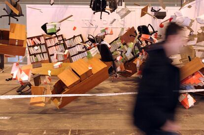 La feria contará con un espacio para el debate en torno a la actualidad creativa y el mercado del arte. Las mesas redondas integradas por coleccionistas, estarán dirigidas por Rosa Martínez, excomisaria de la Bienal de Venecia. En la imagen, la puesta en escena del <i>stand</i> de <i>EL PAÍS</i>, hecho por Los Carpinteros.