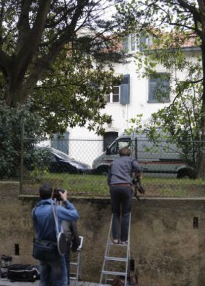 Vehículos de la Policía francesa junto a la casa de Biarritz donde ETA escondía su armamento.