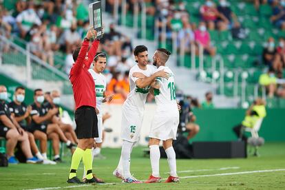 Javier Pastore, el último argentino en llegar al Elche CF, sale al campo reemplazando a su compatriota, el delantero Darío Benedetto, el pasado 18 de septiembre en un partido de LaLiga Santander ante el Levante UD.