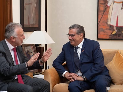El presidente de Canarias, Ángel Víctor Torres (a la izquierda), reunido con el presidente del Gobierno marroquí, Aziz Ajanuch, este miércoles en Rabat.