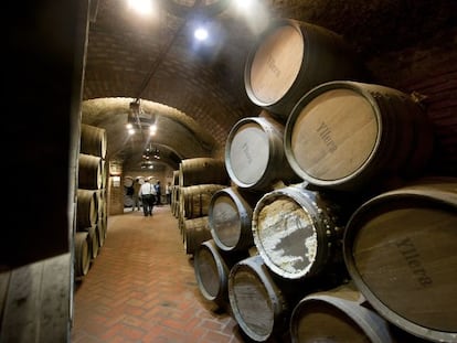 Bodegas subterr&aacute;neas de Grupo Yllera.