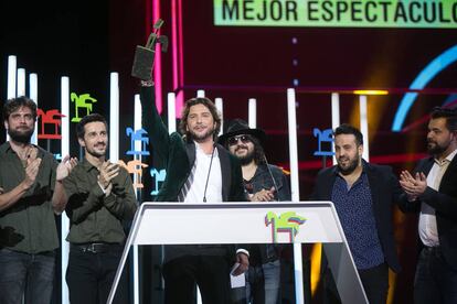 El cantante Manuel Carrasco (c) recibe el galardón al "Mejor Espectáculo" de música, por su concierto en el estadio Olímpico de Sevilla, durante la ceremonia de entrega de los Premios Ondas 2016.
