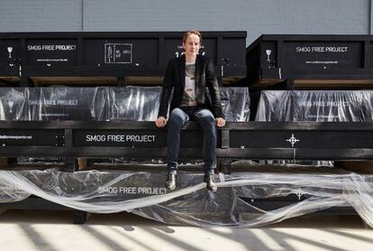 Dan Roosegaarde junto a las cajas de su proyecto 'Smog Free'.