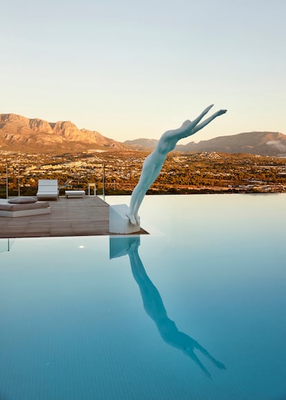 La piscina exterior de Sha Wellness Clinic y, de fondo, la cordillera del parque natural de la Sierra Helada.