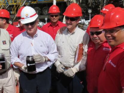 El presidente de Repsol, Antonio Brufau (segundo por la izquierda), en el campo de Carabobo.