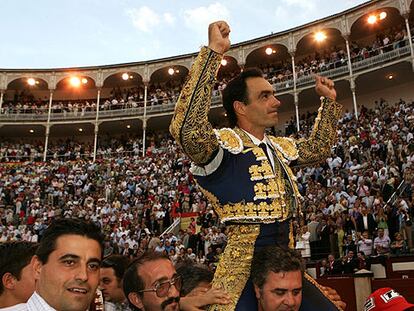 El Cid, en su salida a hombros ayer en Las Ventas tras cortar dos orejas.