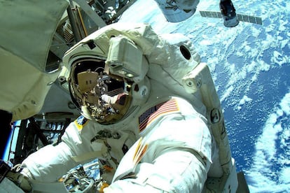 Fotografía facilitada por la NASA que muestra a un astronauta de la 42º Expedición la NASA en el exterior de la Estación Espacial Internacional (EEI). Dos astronautas estadounidenses completaron ayer con éxito una caminata espacial de casi seis horas que les permitió instalar equipos de comunicaciones para facilitar la llegada de naves comerciales a la EEI.