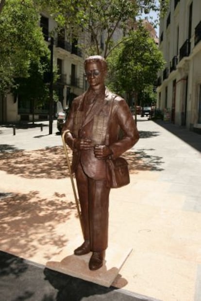 Estatua del vendedor La ONCE en el barrio de Las Letras.