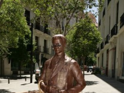 Estatua del vendedor La ONCE en el barrio de Las Letras.