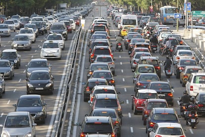 Atasco en los accesos al Paseo de la Castellana, en Madrid.