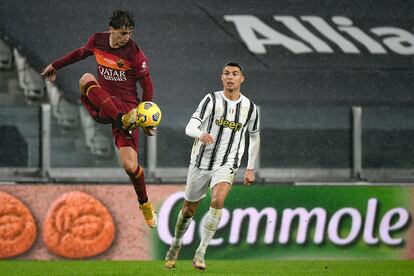 Kubulla, de la Roma, controla un balón ante Cristiano Ronaldo.