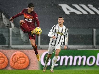 Kubulla, de la Roma, controla un balón ante Cristiano Ronaldo.