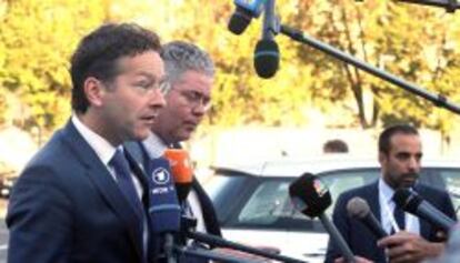 El presidente del Eurogrupo, Jeroen Dijsselbloem, hace declaracione a su llegada a la reuni&oacute;n del ECOFIN que se celebra hoy en Mil&aacute;n. 