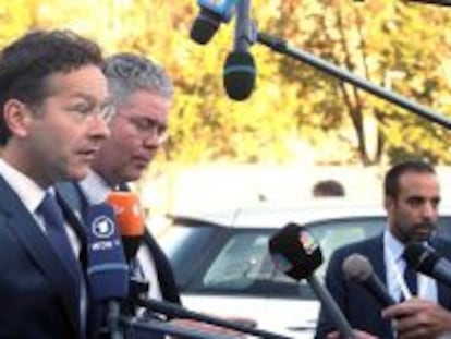 El presidente del Eurogrupo, Jeroen Dijsselbloem, hace declaracione a su llegada a la reuni&oacute;n del ECOFIN que se celebra hoy en Mil&aacute;n. 