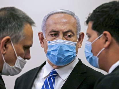 El primer ministro israelí, Benjamín Netanyahu, habla con su abogado este domingo en una sala del Tribunal del Distrito de Jerusalén.