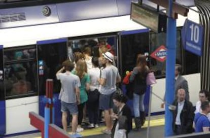 Numerosas personas intentan acceder al interior del metro en la estación de Príncipe Pío, en una jornada en la que los trabajadores de Metro de Madrid han efectuado paros parciales de dos horas. EFE/Archivo