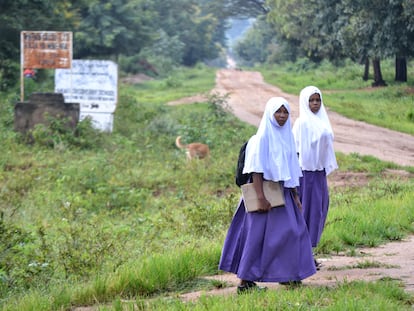 Las hermanas Nchira, rumbo a la escuela.